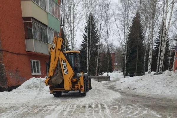 В кузбасском городе двор расчистили от снега после жалобы жительницы мэру 