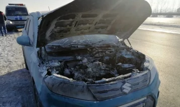 Фото: На кузбасской трассе во время движения загорелся автомобиль 1