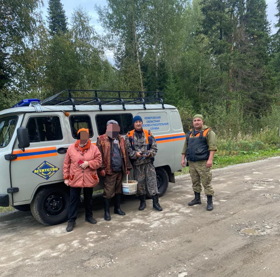 Кемеровские спасатели вывели из леса заблудившегося грибника
