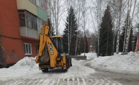 В кузбасском городе двор расчистили от снега после жалобы жительницы мэру 