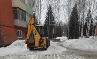 В кузбасском городе двор расчистили от снега после жалобы жительницы мэру 