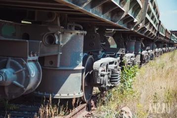 Фото: В Кузбассе локомотив столкнулся с легковушкой  1