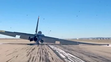Фото: На видео попала экстремальная посадка «самого сложного» самолёта ВВС США  1