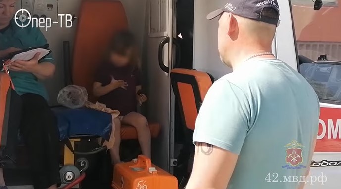 В Кузбассе мужчина поймал четырёхлетнюю девочку, выпавшую из окна третьего этажа