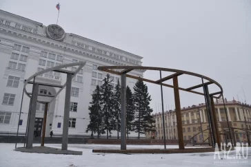 Фото: В Кемерове на площади Советов начали собирать ель за 18 млн рублей 2