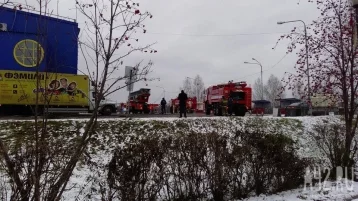 Фото: Кузбассовцев встревожили пожарные машины возле одного из торговых центров 1