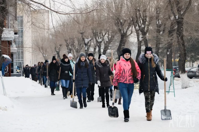 Фото: Студенты КемГУ вышли на уборку снега в центре города 42