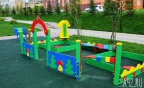 В Кузбассе трое детей жгли бумагу на детской площадке: инцидент попал на видео