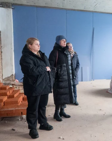 Кемеровчане и власти города проверили ход затянувшегося ремонта школы в Кировском