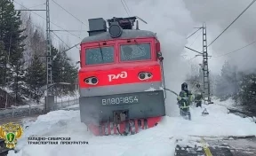 Локомотив грузового поезда загорелся в Красноярском крае