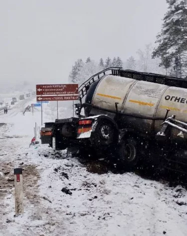 В Карелии 3 человека погибли в массовом ДТП с бензовозом