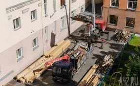 «Чтобы не портил вид»: кузбассовец рассказал о странном ремонте фасада многоквартирного дома 