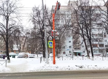Фото: В ЦОДД Кемерова прокомментировали ситуацию с закрывающим светофор знаком 1