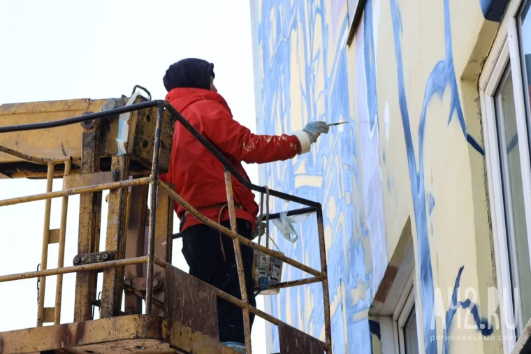 Фото: Михайло Волков и заводы: новый мурал появится на Красноармейской улице в Кемерове 14