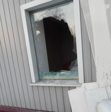 Фото: В Кузбассе рецидивист разбил окно в доме знакомого и украл телевизор 1