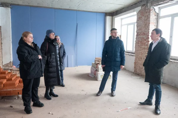 Кемеровчане и власти города проверили ход затянувшегося ремонта школы в Кировском