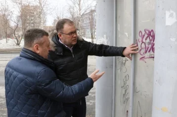 Фото: «Город станет похожим на гетто»: мэр Кемерова отреагировал на необычную идею борьбы с расклейщиками объявлений 1