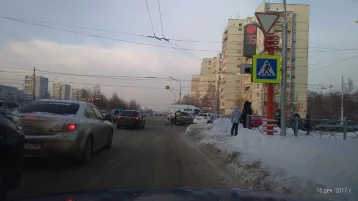 Фото: На бульваре Строителей в Кемерове столкнулись две легковушки, собирается пробка 1
