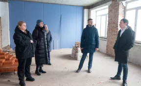 Кемеровчане и власти города проверили ход затянувшегося ремонта школы в Кировском