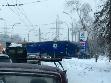 Фото: Фура перекрыла дорогу в Кемерове: образовалась пробка 1