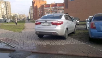 Фото: За парковку на тротуаре водитель из Кемерова оштрафован 1