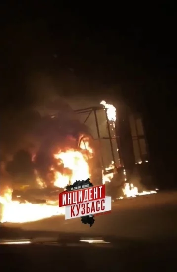 Фото: Грузовик сгорел на кузбасской трассе 1