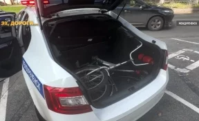 В Междуреченске пьяный мужчина на велосипеде попал под колёса машины