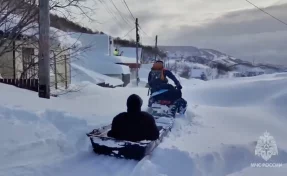 На Камчатке спасатели доставили пациента до больницы на снегоходе