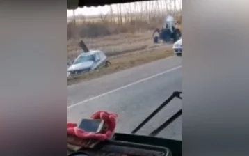Фото: Видео последствий столкновения иномарки и трактора на кузбасской трассе попало в Сеть 1