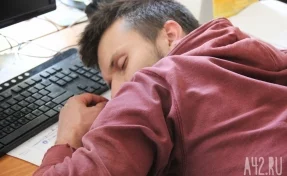 Работающий на «удалёнке» мужчина упал по пути от кровати к компьютеру. Это сочли производственной травмой 