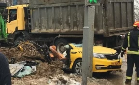 В Москве грузовик со щебнем засыпал машину такси