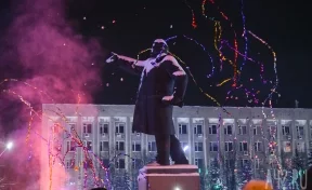 Пепел в бокале и поздравление президента: кемеровчане рассказали о своих новогодних ритуалах