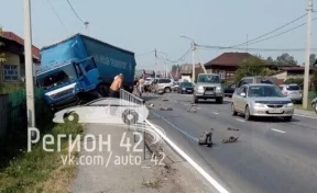 Момент ДТП с фурой и внедорожником на кузбасской трассе попал на видео