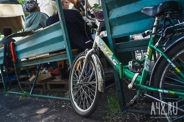 Фото: В Кузбассе уборщица украла велосипед из подъезда 1
