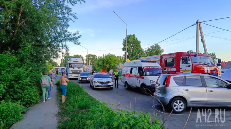 Фото: В Кемерове на шоссе Егорова образовалась пробка из-за столкнувшихся Toyota RAV4 и Nissan Note 2