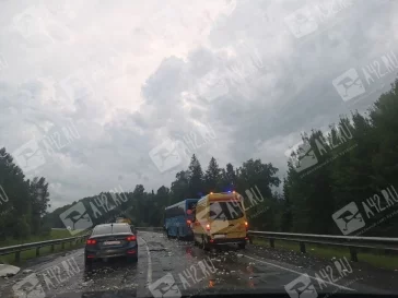 Фото: На трассе Кемерово — Анжеро-Судженск фура столкнулась с автобусом  3