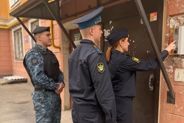 В Кузбассе приставы нашли должницу по алиментам с помощью доставки цветов