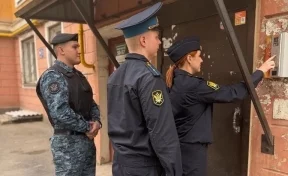 В Кузбассе приставы нашли должницу по алиментам с помощью доставки цветов
