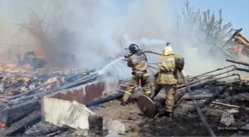 Фото: В Ростовской области горят 10 частных деревянных домов 1