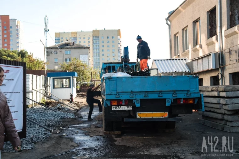 Фото: Раньше здесь была школа, теперь построят многоэтажку. В Кемерове сносят дом напротив цирка — вот его история 16