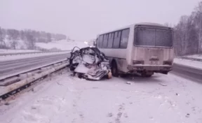 В Кузбассе автобус столкнулся с двумя автомобилями, один из них был на буксире