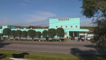 Фото: В Киселёвске начали ремонтировать протекающую кровлю железнодорожного вокзала 1