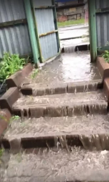 Фото: «Заливает ручьём»: кемеровчане пожаловались на затопленные после дождя дома 1