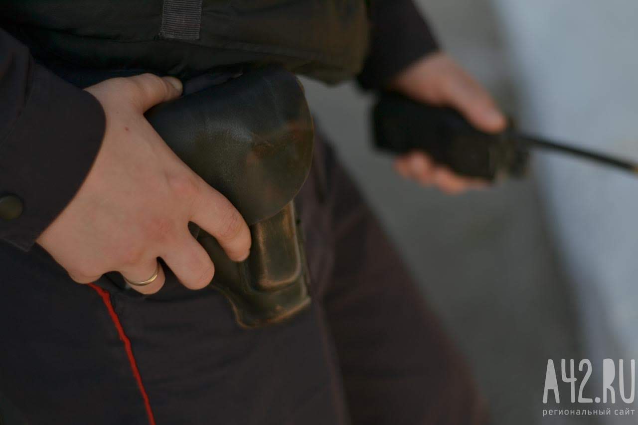 В Нальчике полицейские выстрелили в юношу, пытавшегося напасть на них с ножом 