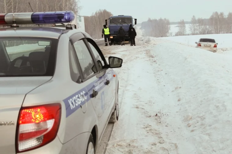 Фото: Новосибирцы застряли в снегу на трассе в Кузбассе 3