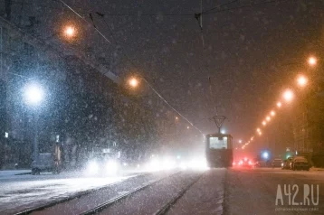 Фото: Соцсети: в Кемерове автобус вылетел на рельсы и затруднил движение трамваев 1