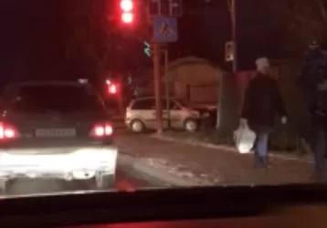 Фото: В Кемерове после ДТП машина сбила двоих пешеходов на тротуаре и протаранила забор 1