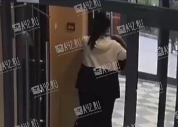 Фото: В Кемерове женщина пыталась задушить консьержку наушниками: инцидент попал на видео 1