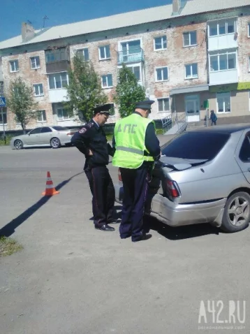 Фото: В Кемерове водитель на иномарке «впечатал» девочку в столб 2