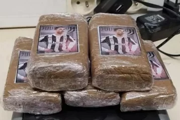 Фото: Во Франции полиция изъяла полкило конопли в пакетах с изображением Криштиану Роналду  1